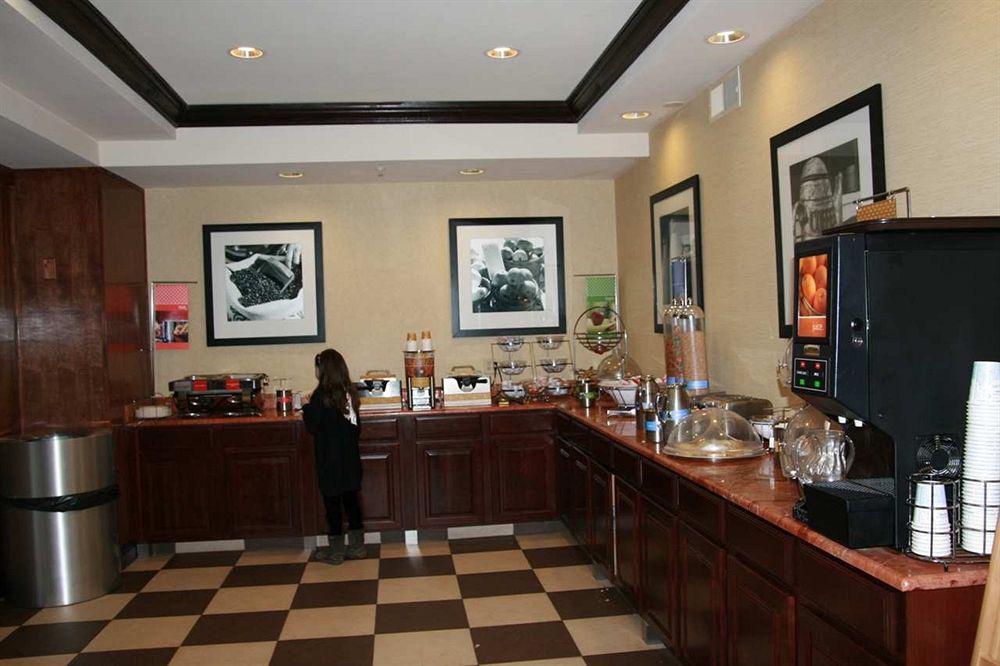 Hotel Hampton By Hilton Brattleboro Restaurant photo