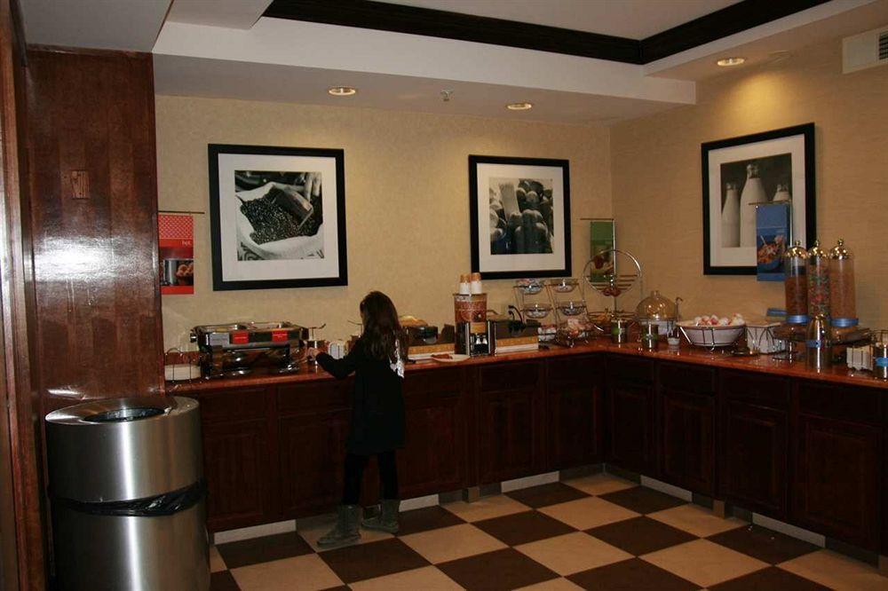 Hotel Hampton By Hilton Brattleboro Restaurant photo