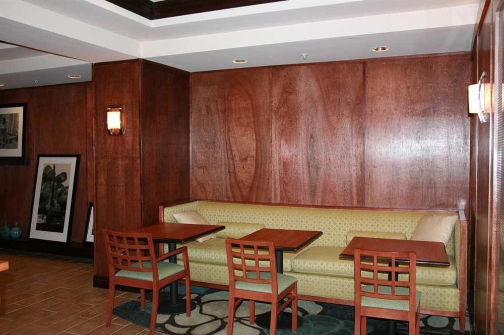 Hotel Hampton By Hilton Brattleboro Restaurant photo